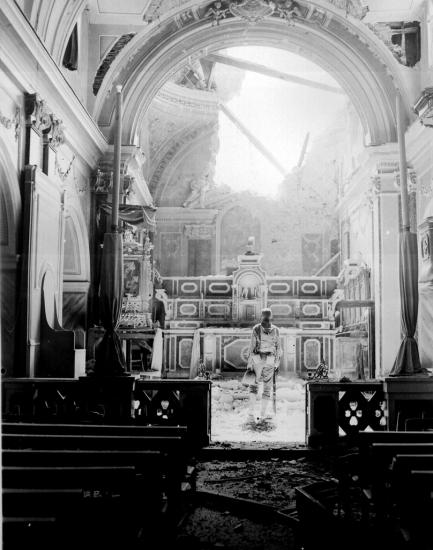 paul-oglesby-30th-infantry-standing-in-reverence-before-an-altar-in-a-damaged-catholic-church-acerno-italy-wwii.jpg